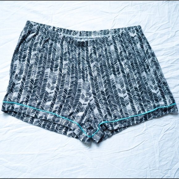 ISO Gilligan & O'Malley Black Cream Feather Geometric Sleep Fluid Pajama Shorts - Picture 6 of 6
